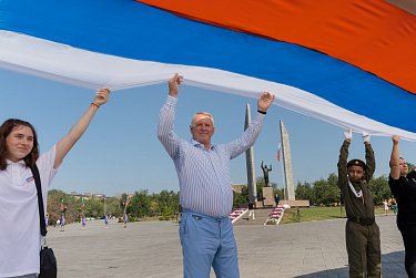 Объединены триколором!